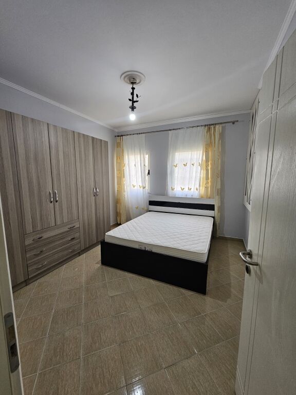 📌 Jepet apartament 1+1 me qera tek Komuna e Parisit, prane Kompleksit Kika