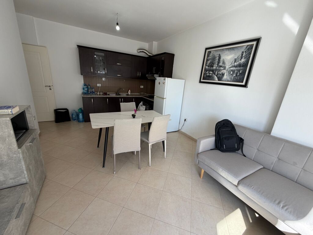 2+1,i mobiluar te vila L astir,400 mije leke
