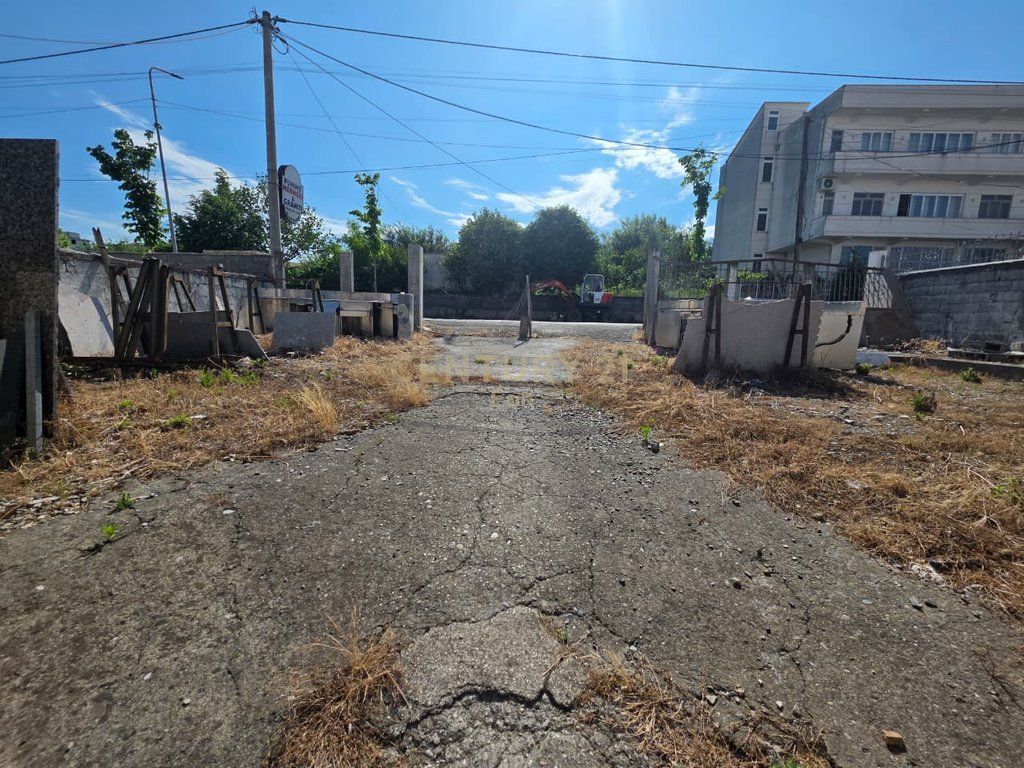 VENDIAMO TERRENO+ 2 EDIFICI A SPITALLE, DURRES VICINO ALLA STRADA PRINCIPALE!