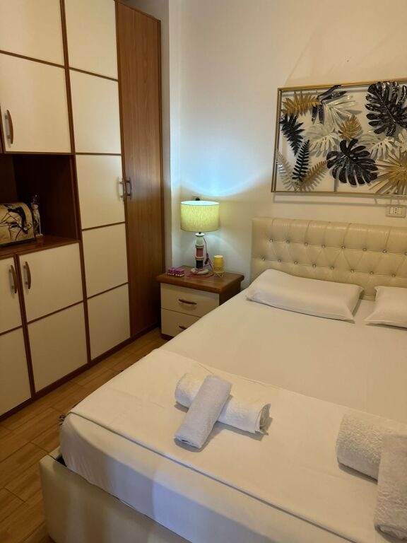 JEPET ME QERA APARTAMENT SHUME I BUKUR TEK PAZARI I RI , 650 EURO