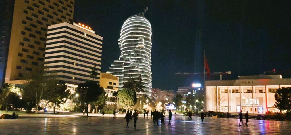 🏙️ Apartment 1+1 for Sale at TIRANA'S ROCK – Skënderbej Square, Tirana📍