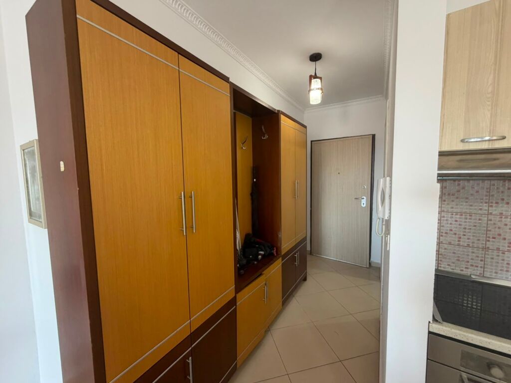 Jepet me qira Apartament 1+1 ne astir