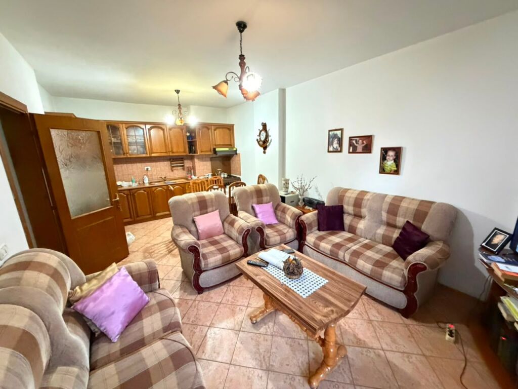 🏡 Jepet me qera apartament 1+1  📍 Adresa: Përballë Square 21💰 Çmimi: 45.000 lekë/muaj