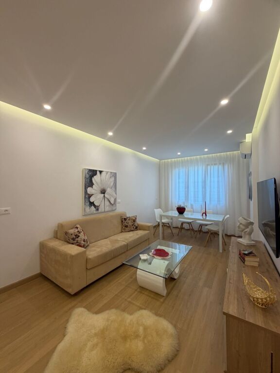 Jepet me qera apartament 1+1 i mobiluar tek Fakulteti Juridik