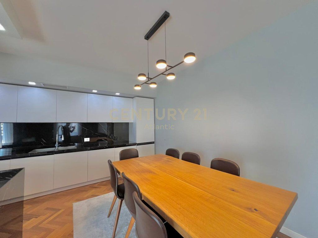 ESCLUSIVO! VENDESI APPARTAMENTO LUSSO 2+1+2 BAGNI + 80M2 VERANDA E 1 GARAGE SULLA SPIAGGIA ILIRIA DURRES!