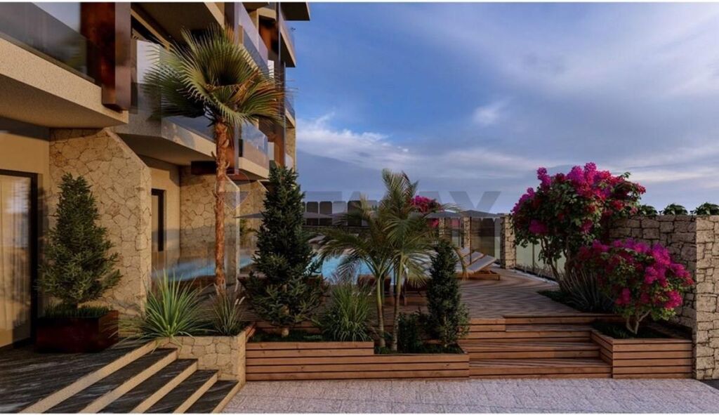 Shitet Hotel Luksoz në Himarë, Pranë Detit