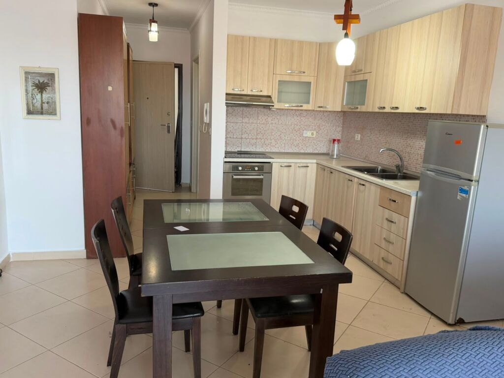 Jepet me qira Apartament 1+1 ne astir