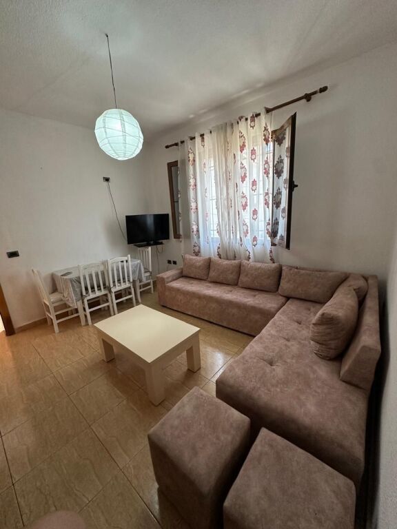 APARTAMENT 1+1. 30000 LEKE.QYTET STUDENTI