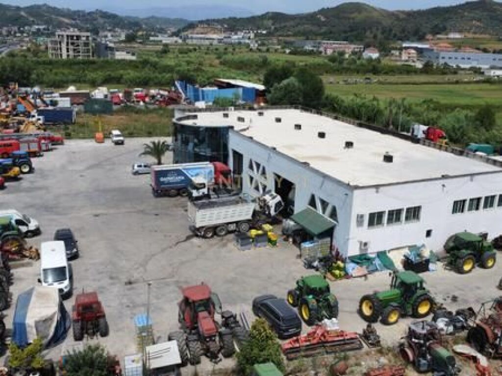 Shitet ambient biznesi+toke ne autostraden Dr-Tr (9200m2)