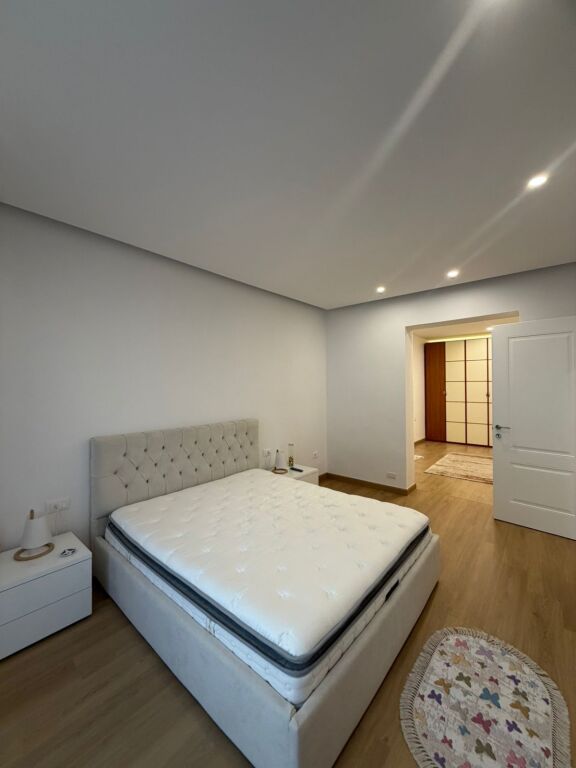 Jepet me qera apartament 1+1 i mobiluar tek Fakulteti Juridik