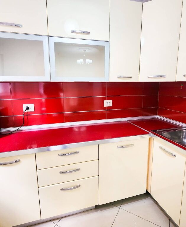 We rent a 3+1 apartment at Pazari i Ri