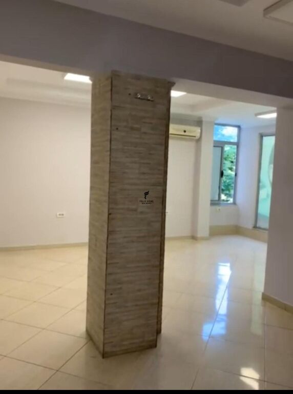 UFFICIO IN AFFITTO 60 M2 PONTE DI NISHARAKU 65.000 LEKE FH-77020