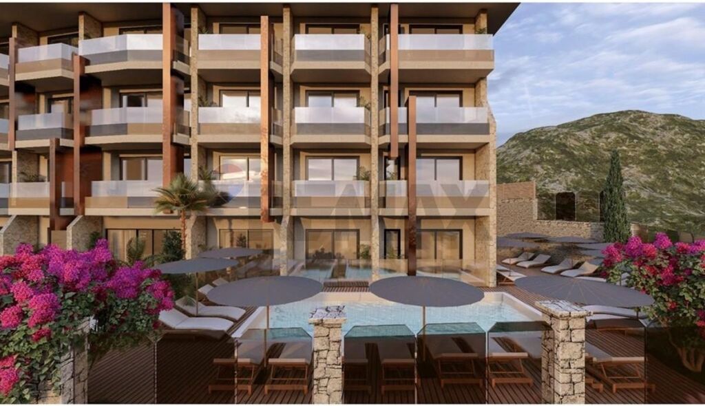 Shitet Hotel Luksoz në Himarë, Pranë Detit