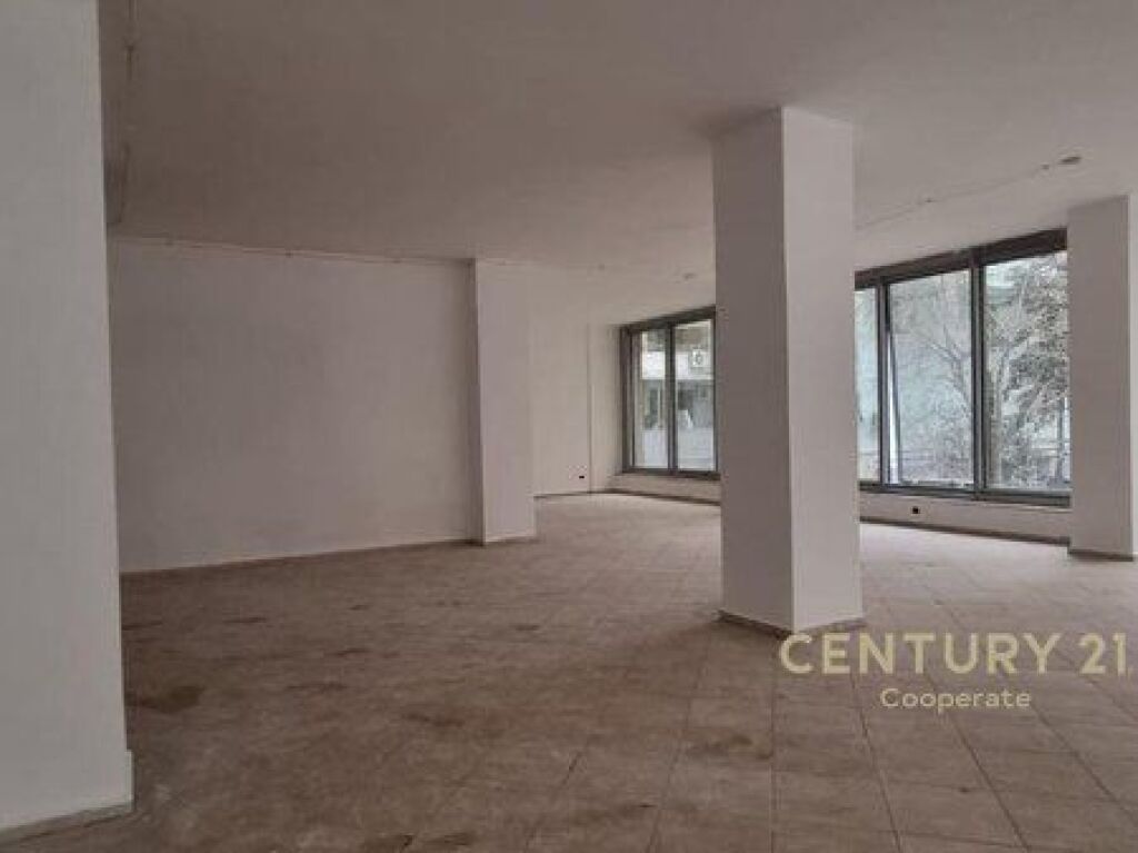 VENDIAMO NEGOZIO DUPLEX A DURAZZO, VICINO AL CARBURANTE ILIRIA