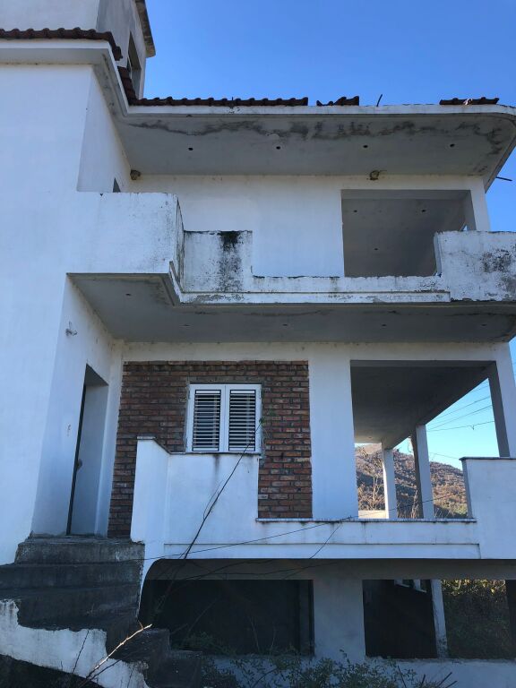 Casa su 3 piani con terreno di 1 dynym in vendita – Valas, Elbasan