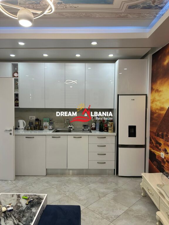 Affittasi appartamento 1+1 a Don Bosko, presso i Palazzi Arabi, Tirana (ID 42111588).