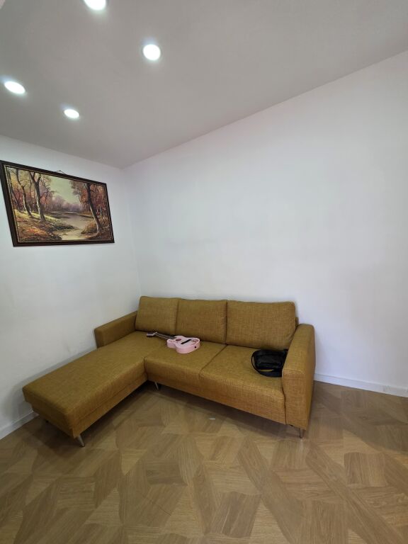 📍 Siri Kodra – Brenda Unazës së Vogël Shitet apartament 1+1 i konvertuar në 2+1, n