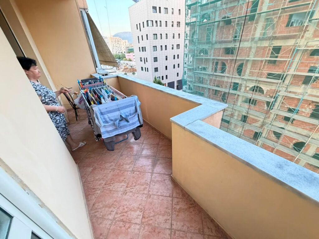 🏡 Jepet me qera apartament 1+1  📍 Adresa: Përballë Square 21💰 Çmimi: 45.000 lekë/muaj