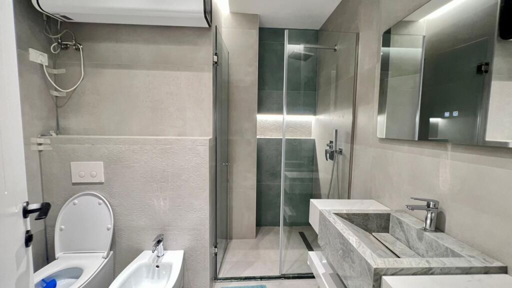 IN AFFITTO: Appartamento 1+1 📍 Komuna e Parisit (Vicino al Bar Oslo) – 2° Piano – 70.000 Lek/Mese – 70 m² – 100% Nuovo e Recentemente Ristrutturato ✨