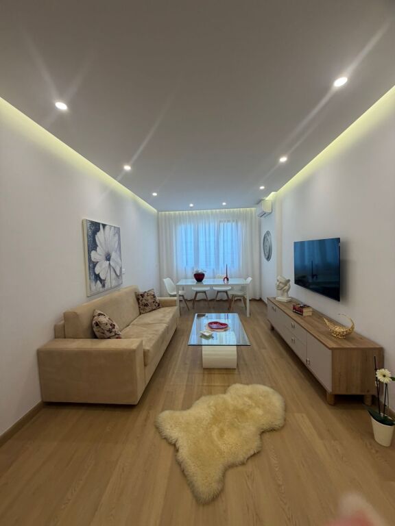 Jepet me qera apartament 1+1 i mobiluar tek Fakulteti Juridik