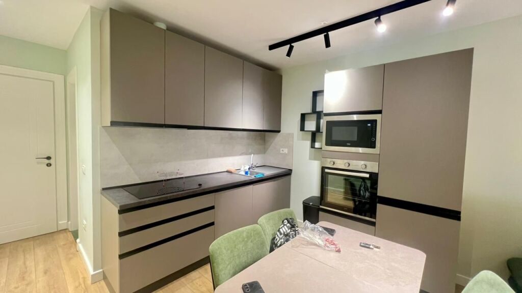 IN AFFITTO: Appartamento 1+1 📍 Komuna e Parisit (Vicino al Bar Oslo) – 2° Piano – 70.000 Lek/Mese – 70 m² – 100% Nuovo e Recentemente Ristrutturato ✨