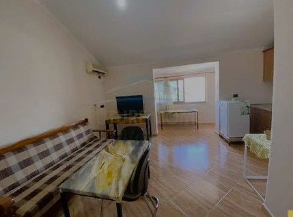 jepet me qera apartament 1+1 tek Rruga Siri Kodra.