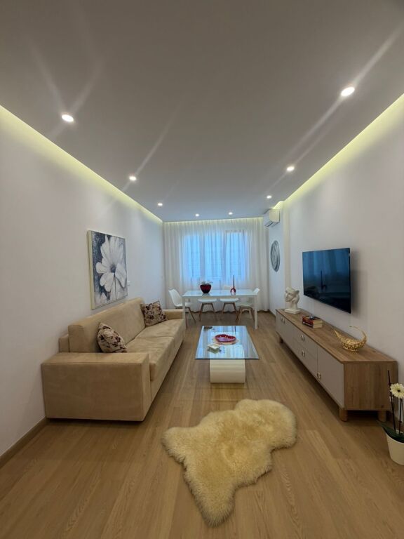 Jepet me qera apartament 1+1 i mobiluar tek Fakulteti Juridik