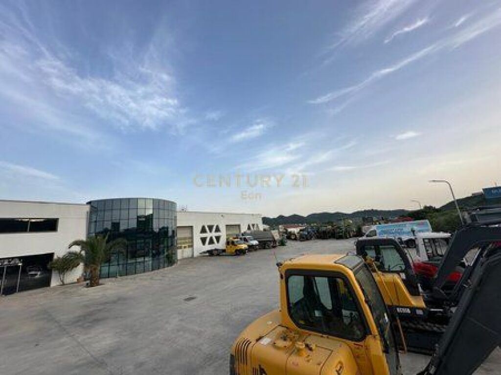 Shitet ambient biznesi+toke ne autostraden Dr-Tr (9200m2)