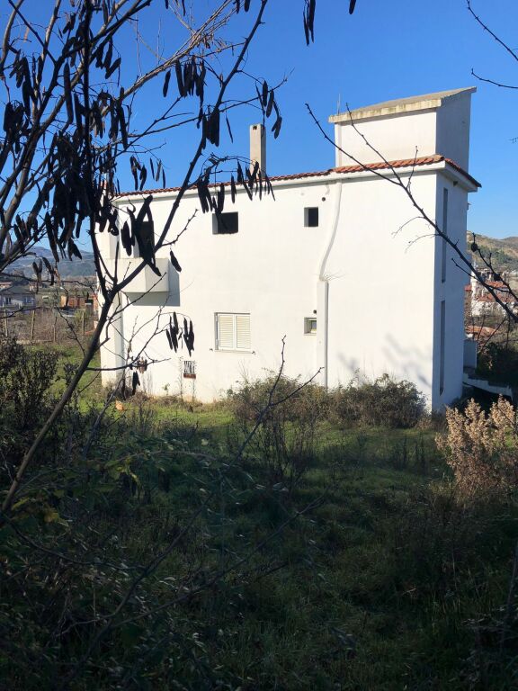 Casa su 3 piani con terreno di 1 dynym in vendita – Valas, Elbasan
