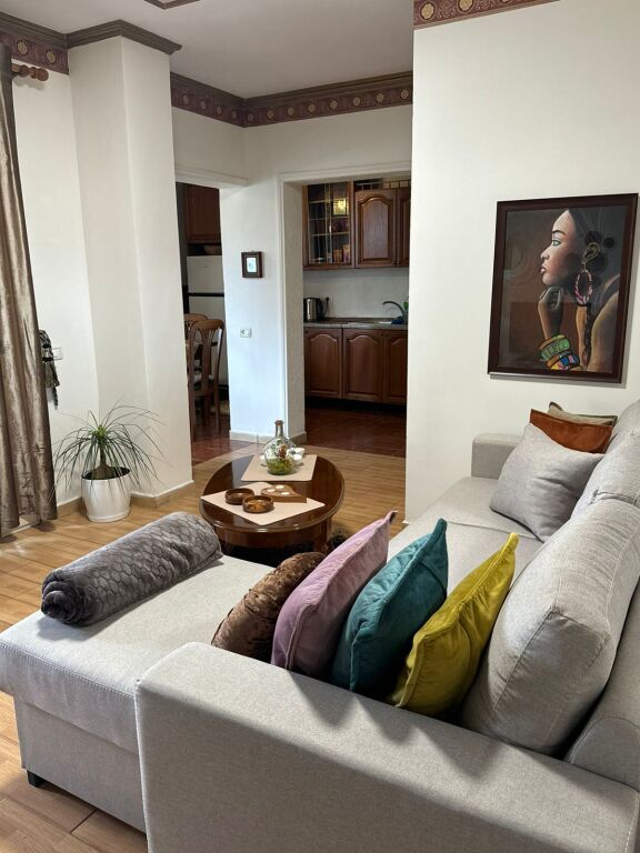 JEPET ME QERA APARTAMENT SHUME I BUKUR TEK PAZARI I RI , 650 EURO