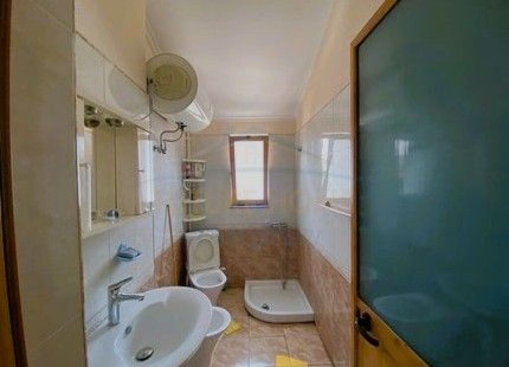 jepet me qera apartament 1+1 tek Rruga Siri Kodra.