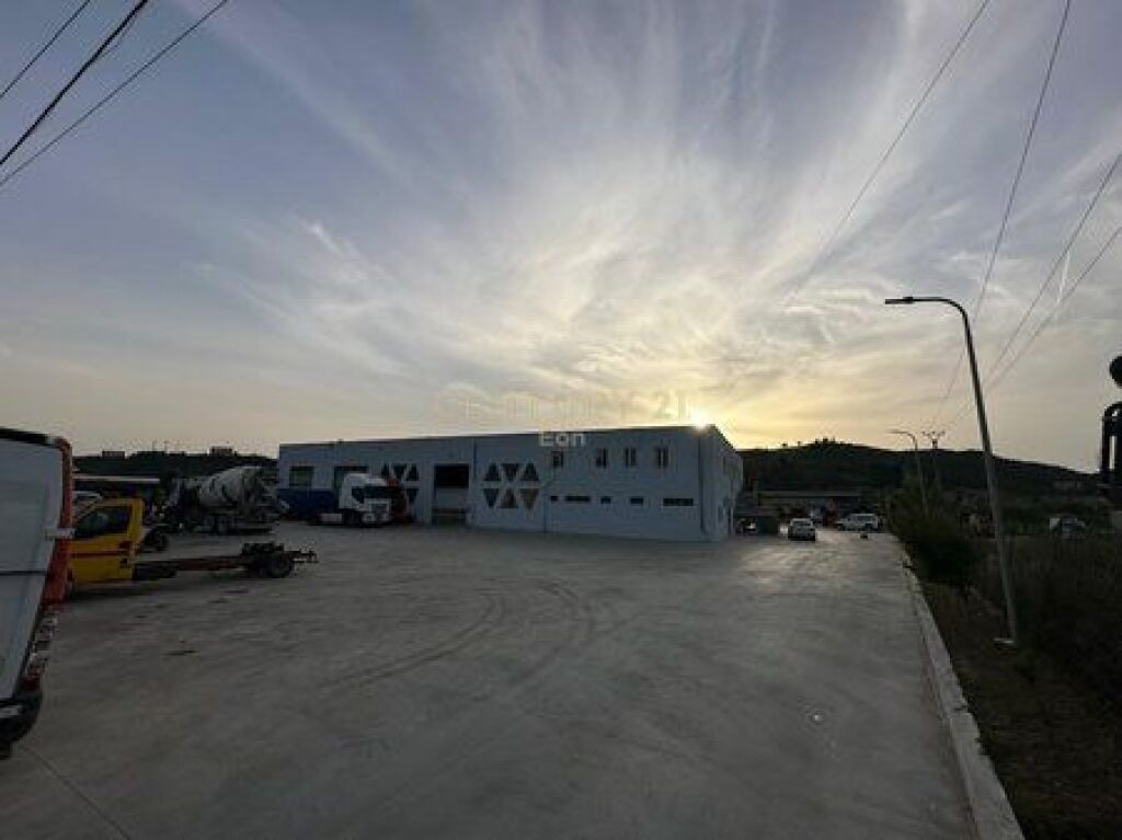 Shitet ambient biznesi+toke ne autostraden Dr-Tr (9200m2)