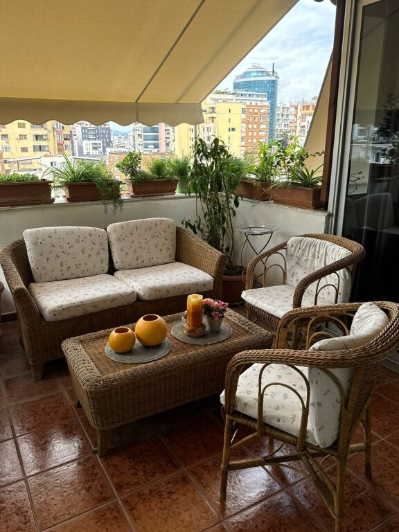 JEPET ME QERA APARTAMENT SHUME I BUKUR TEK PAZARI I RI , 650 EURO