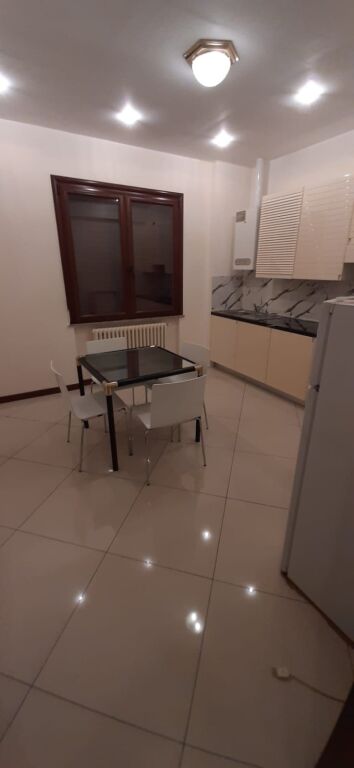 🏢Ex Kinostudio, vicino al Giardino Lala, affittasi appartamento 1+1+angolo cottura, arredato. 45.000 Leke