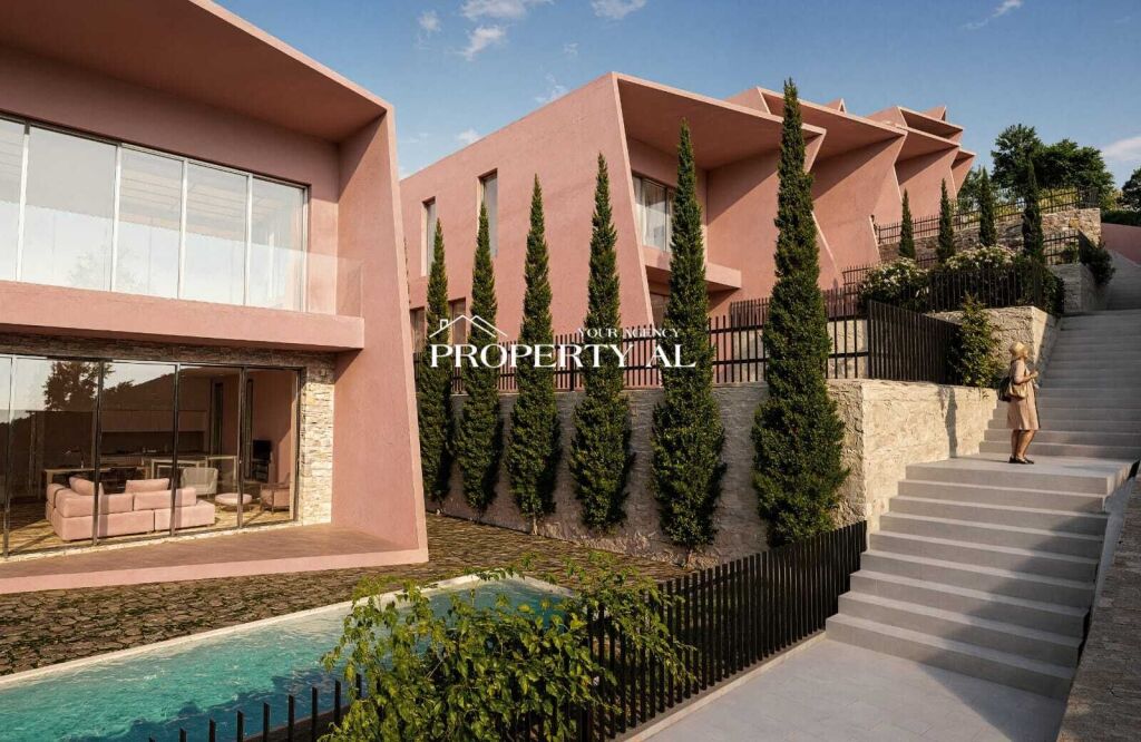 Villa Moderna su Collina con Vista Panoramica sulla Baia di Valona