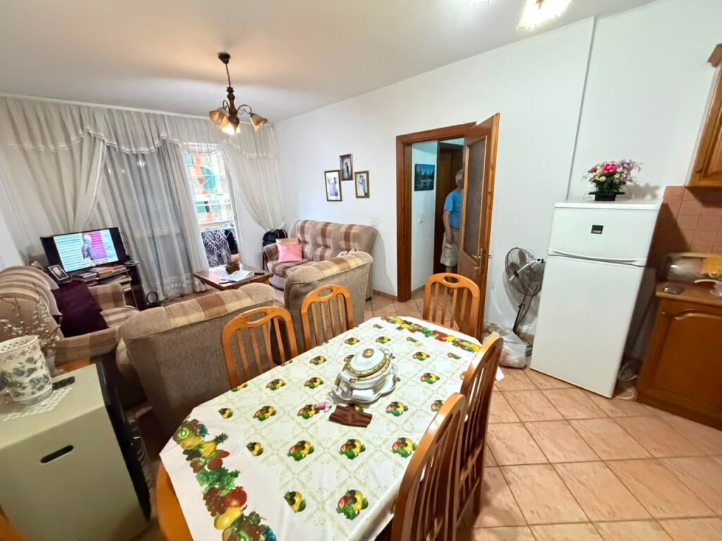 🏡 Jepet me qera apartament 1+1  📍 Adresa: Përballë Square 21💰 Çmimi: 45.000 lekë/muaj