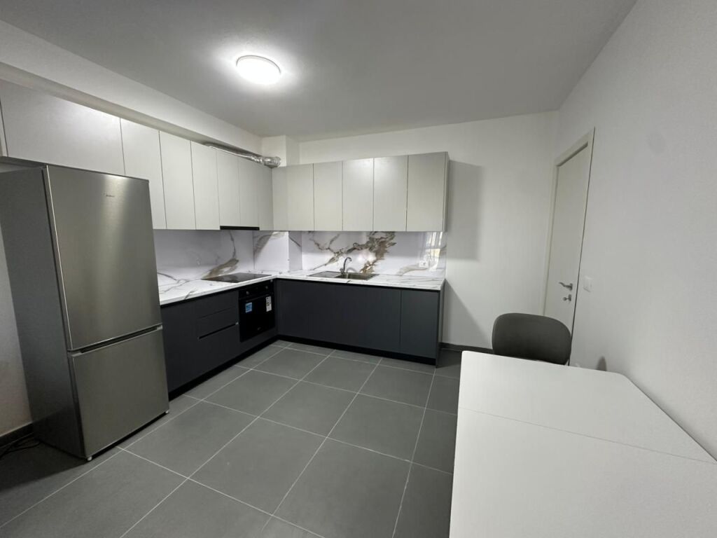 Apartament 3+1 per qira tek Rruga 5-Maji.