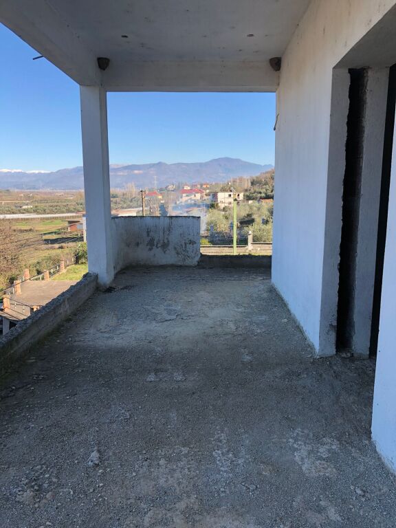 Casa su 3 piani con terreno di 1 dynym in vendita – Valas, Elbasan