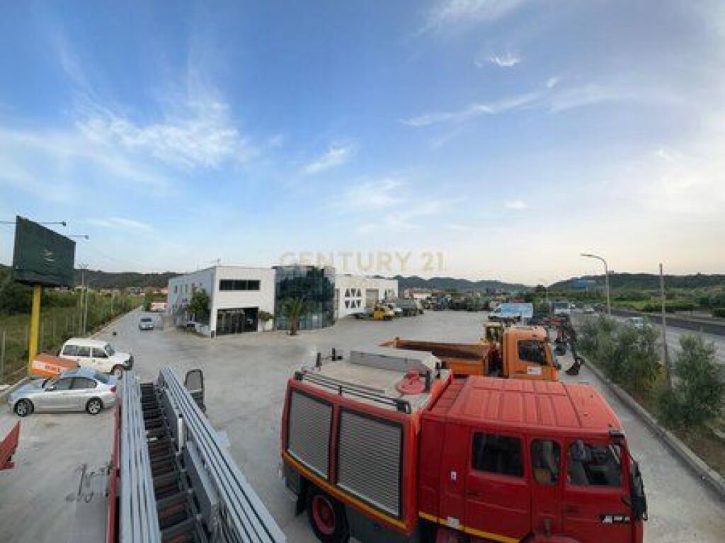 Shitet ambient biznesi+toke ne autostraden Dr-Tr (9200m2)