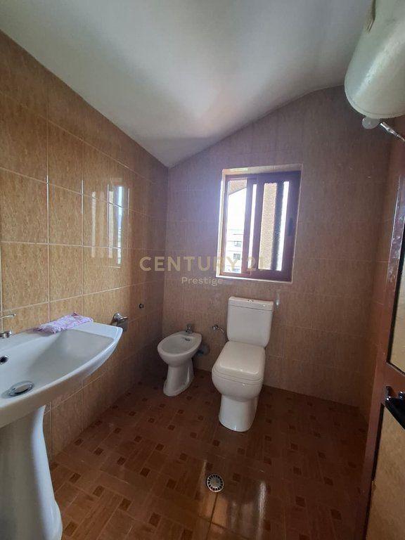 PIANO VILLA IN AFFITTO SITUATO AL RONDO DI SHKOZA! 450 € /Mese