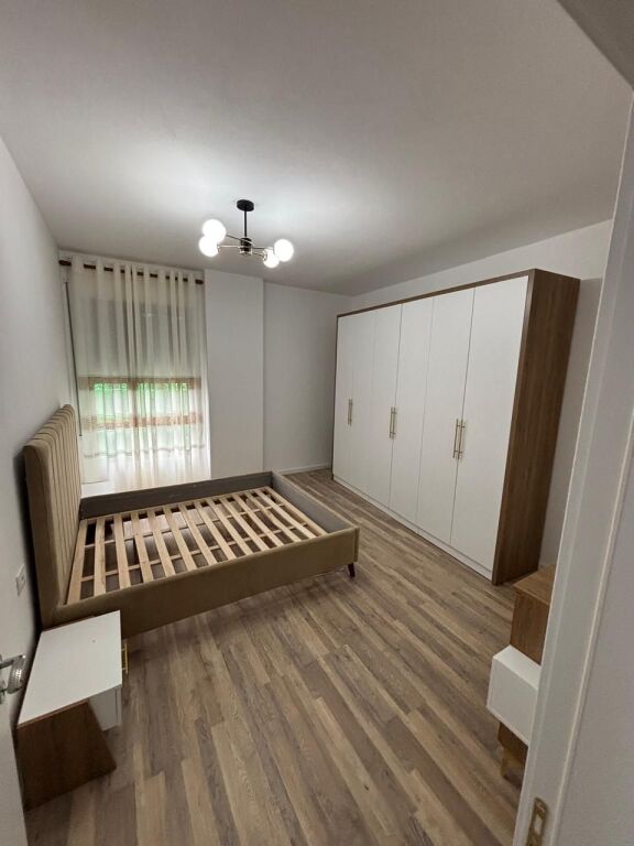 Jepet me qira Apartament 1+1   Rruga 5 Maji 550 euro