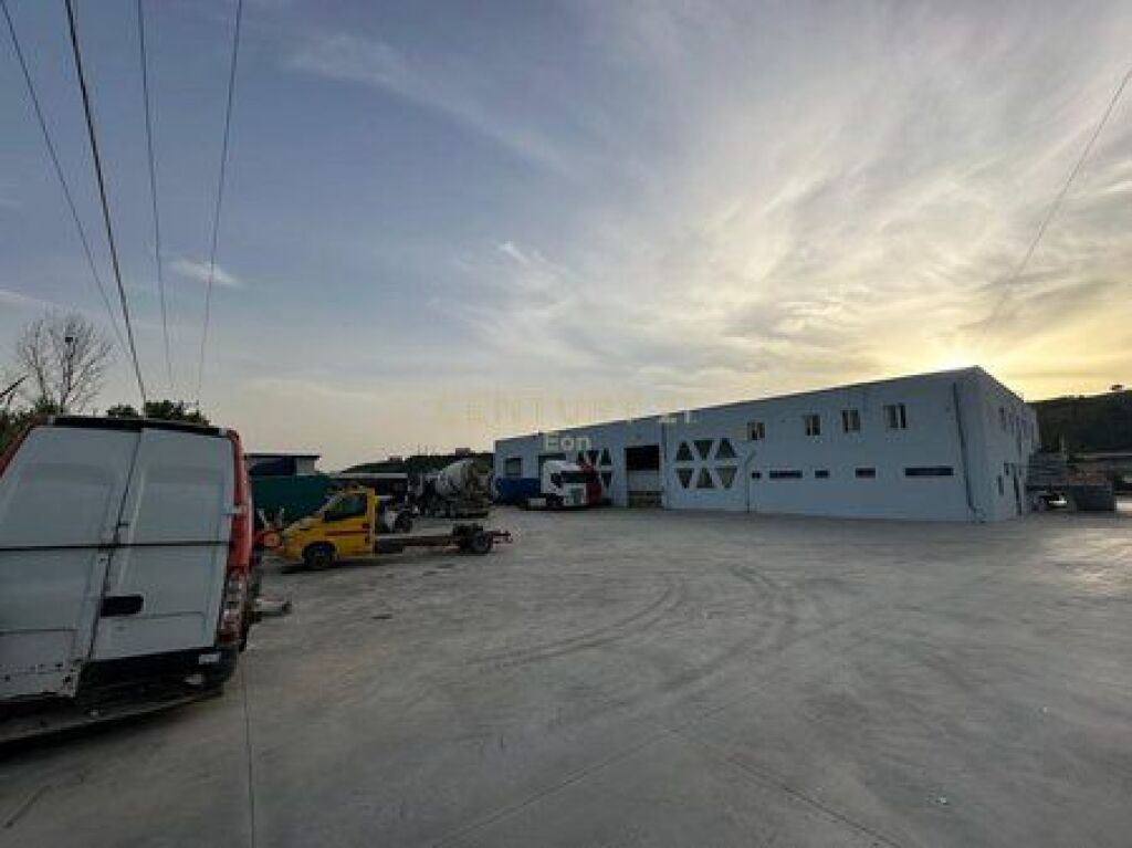 Shitet ambient biznesi+toke ne autostraden Dr-Tr (9200m2)