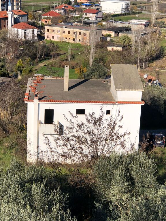 Casa su 3 piani con terreno di 1 dynym in vendita – Valas, Elbasan