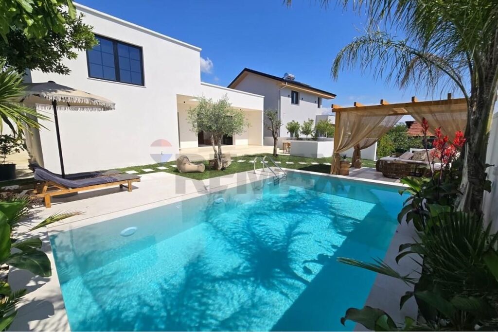 One-story villa for sale in Paskuqan