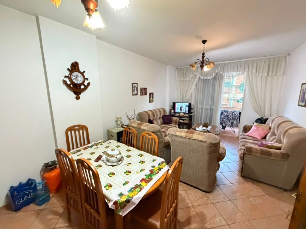 🏡 Jepet me qera apartament 1+1  📍 Adresa: Përballë Square 21💰 Çmimi: 45.000 lekë/muaj