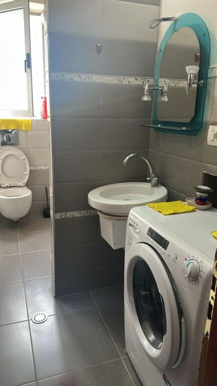 🏡 Jepet me Qera Apartament 2+1 ✨  📍 Rruga e Durrësit💰 Çmimi: 55.000 lekë/muaj