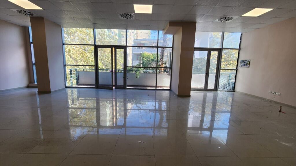 Locale Commerciale in Affitto nella zona dell'ex Distretto a Durrës !