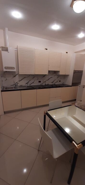 🏢Ex Kinostudio, vicino al Giardino Lala, affittasi appartamento 1+1+angolo cottura, arredato. 45.000 Leke