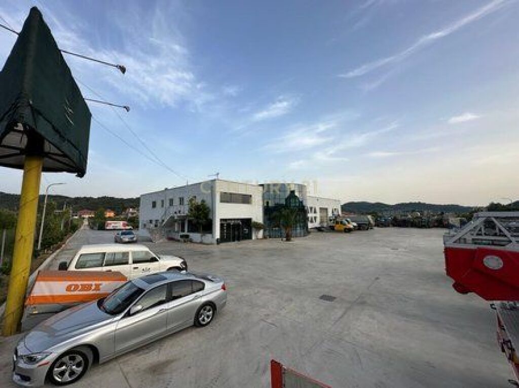 Shitet ambient biznesi+toke ne autostraden Dr-Tr (9200m2)