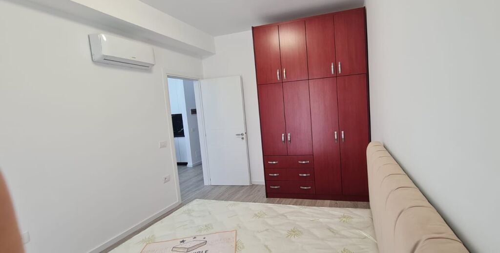Appartamento in affitto 1+1 a Komuna e Parisit